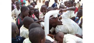Kinderen in Gambia maken gebruik van het Outdoor Tappunt